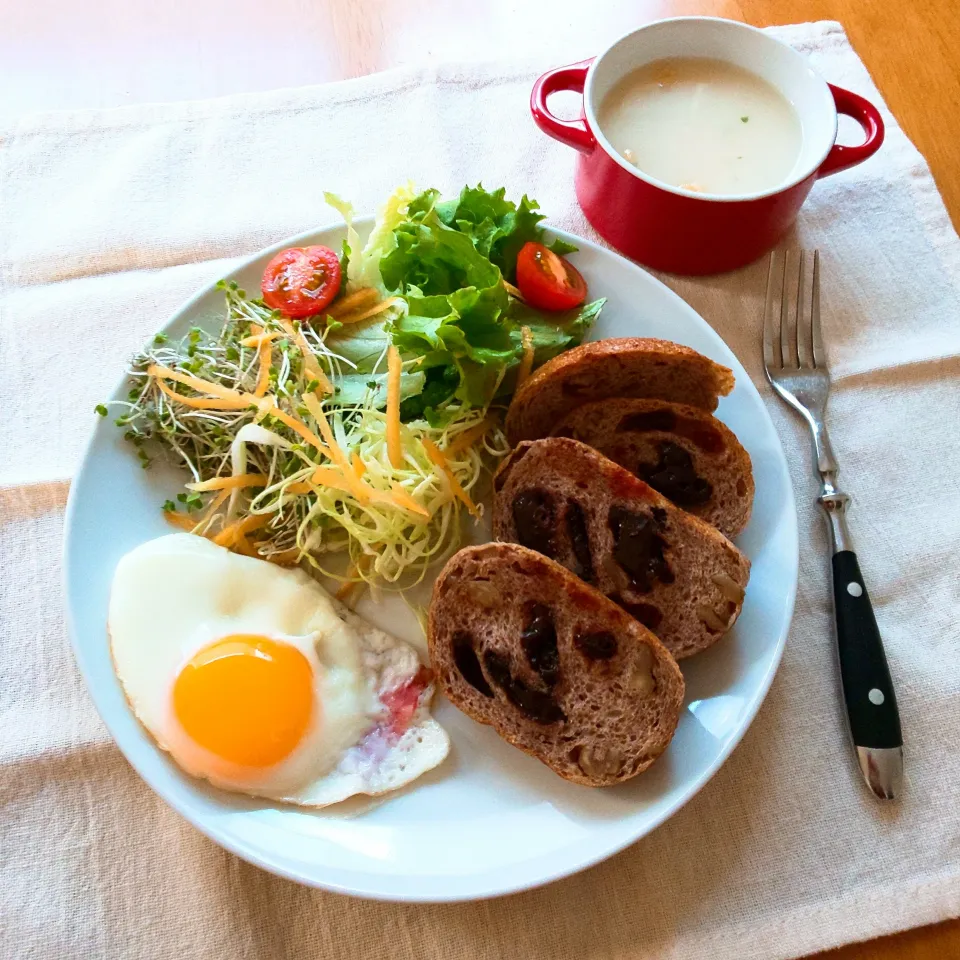 カンパーニュで朝ごはん|えるえるさん