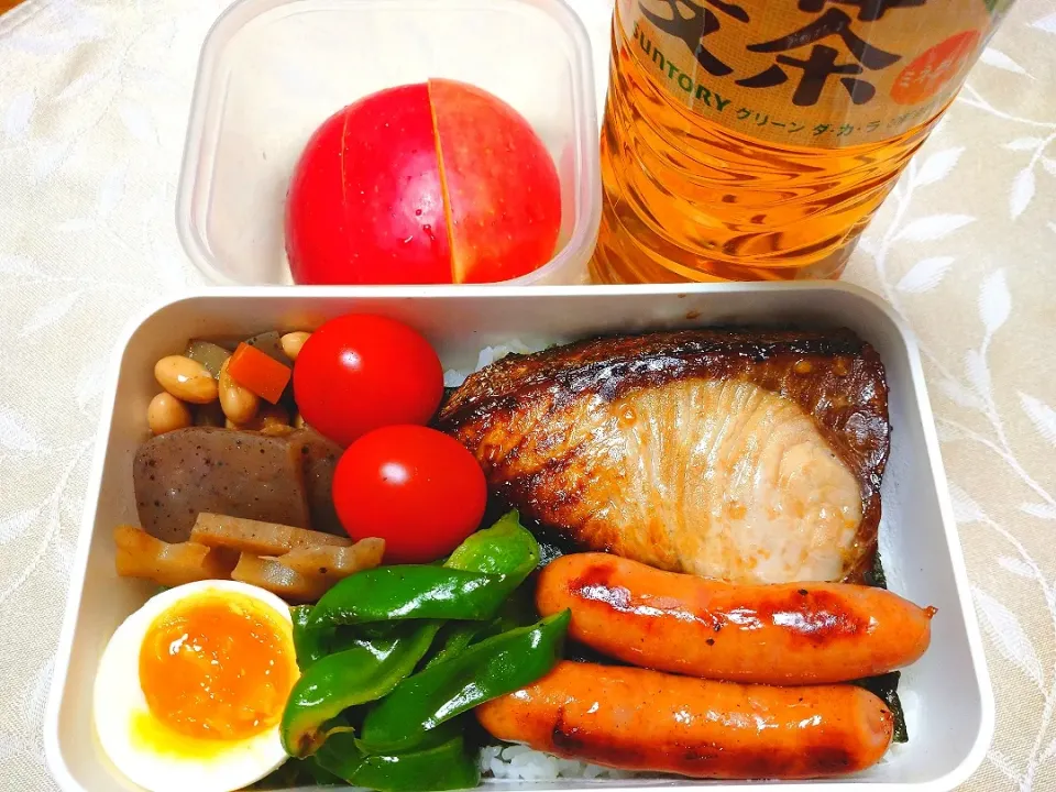 Snapdishの料理写真:11/5のお弁当🍱
海苔弁当、ぶりの塩麹漬け焼き など|卯月さん