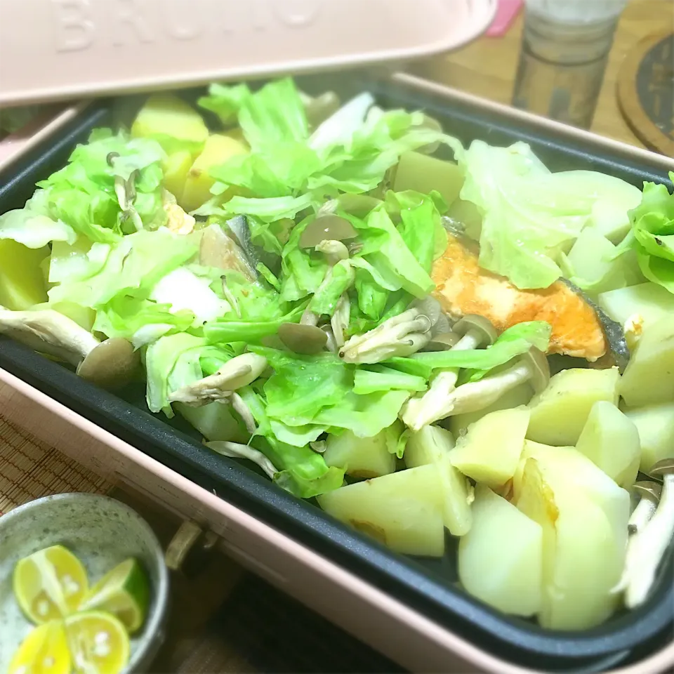 Snapdishの料理写真:2019/11/02 鮭&じゃがいも&キャベツ ぎゅうぎゅう焼(きたかむい&きたあかり食べ比べ)|kykyさん