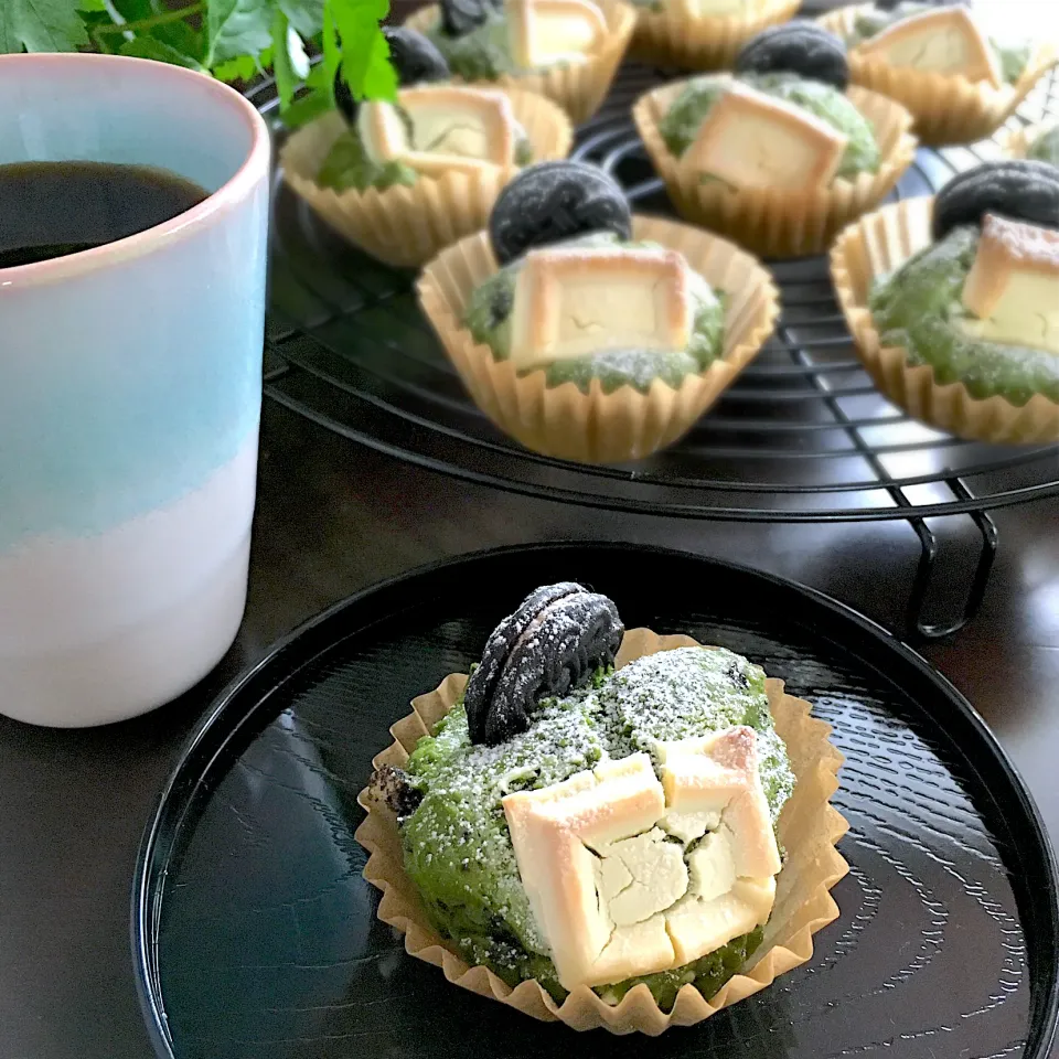 マリンさんの料理 オーブンに入れるまで10分かからず混ぜるだけ♡超簡単マフィン♡                                                 〜オレオとホワイトチョコの抹茶マフィンVer.〜|momono1さん