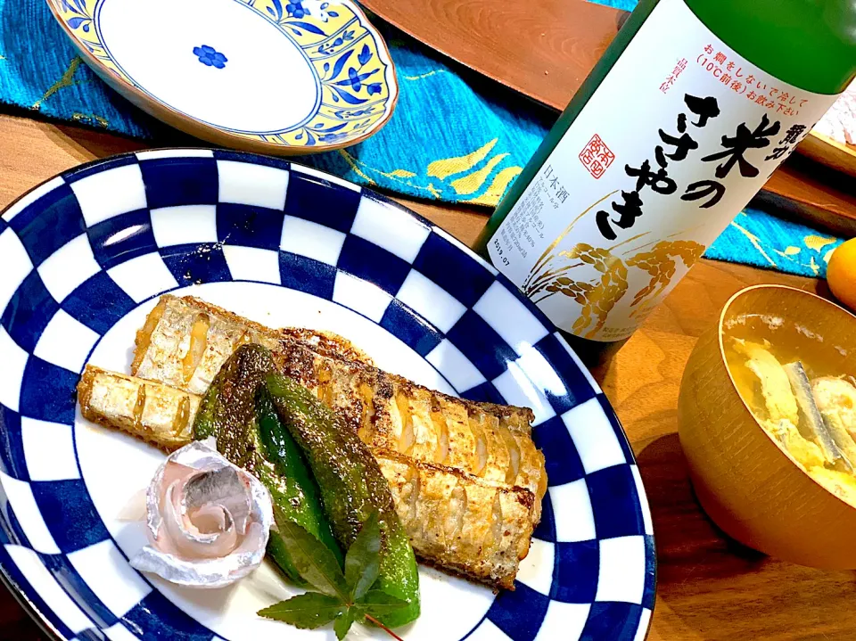 ❤️まーくん亭❤️太刀魚釣りたて❣️ソテーに薔薇の飾りのお刺身です。やっぱり日本酒が合いますね😊|kuririnさん