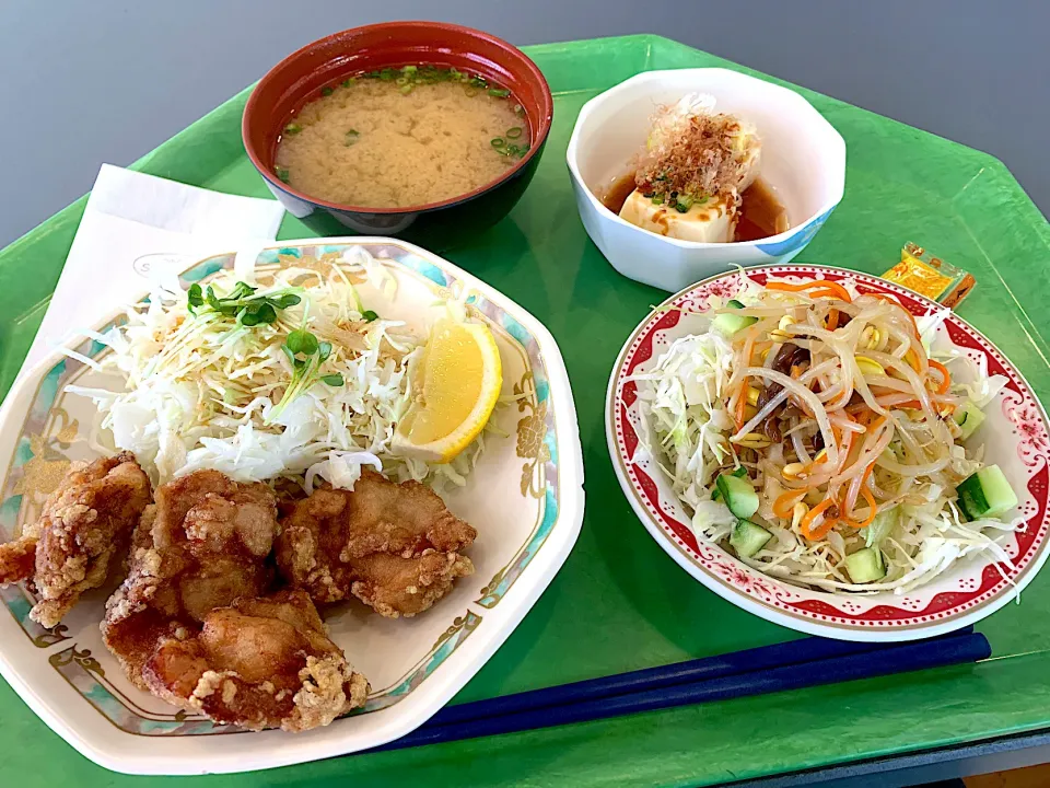 Snapdishの料理写真:若鶏の竜田揚、冷奴、中華料サラダ、味噌汁|Tadahiko Watanabeさん