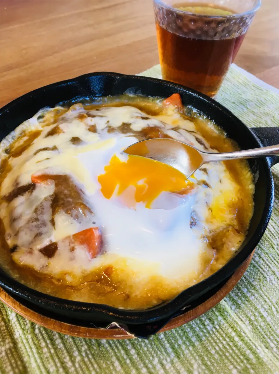 Snapdishの料理写真:今日のお家で一人ランチは                            カレーうどんのスープをリメイク！ 焼きカレー✨君(黄身)をトロリンチョ💕バージョン (❤︎ˊ艸ˋ❤︎)♬* こんなタイトルでぼっち飯ですが何か？(笑)|ミッチ☆ママさん