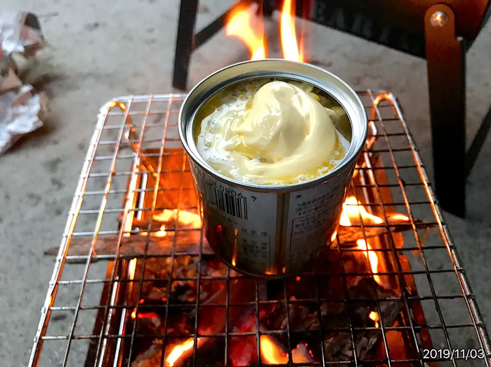 キャンプ🏕のおツマミ　缶詰のスイートコーン🌽にバターを入れて、焚火へ|コージ💫さん