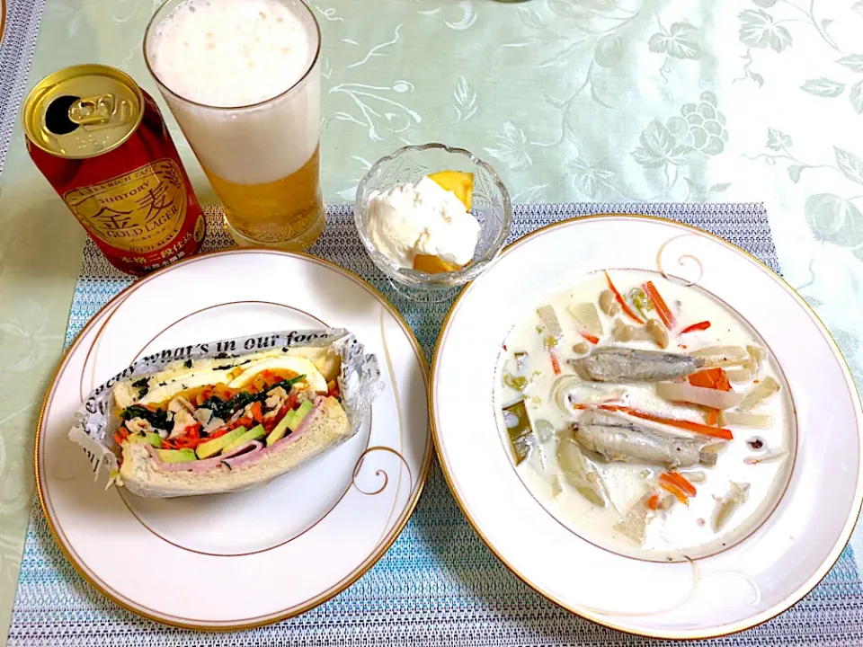 Snapdishの料理写真:具沢山サンド🥪豆乳スープ＆柿の水切りヨーグルトかけ|ぽっちさん