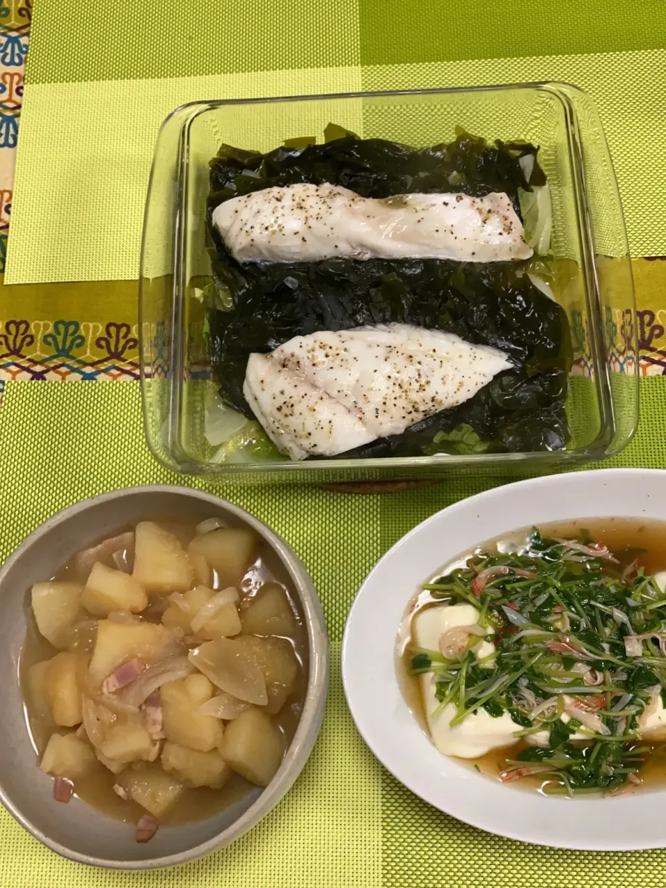 真鯛のレンチン蒸し、じゃがベーコン煮、豆腐の豆苗あんかけ|peanutsさん