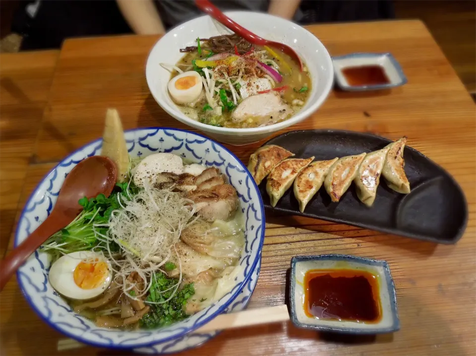 Snapdishの料理写真:極上ワンタン鶏塩麺と冬季限定味噌らーめんに夢餃子をつけて ^_^|Takeshi  Nagakiさん