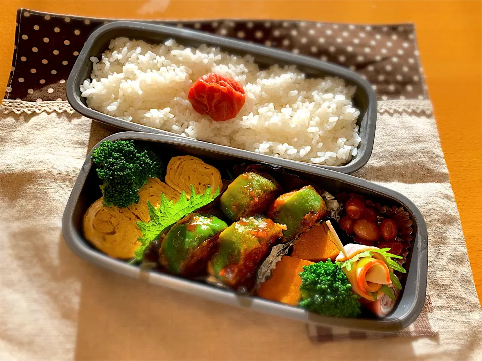 ピーマンの肉詰め😋卵焼き🍳かぼちゃ煮物🎃ハム紫蘇カニカマ🌀お豆さん😋🍅🥦🍚|あやこさん