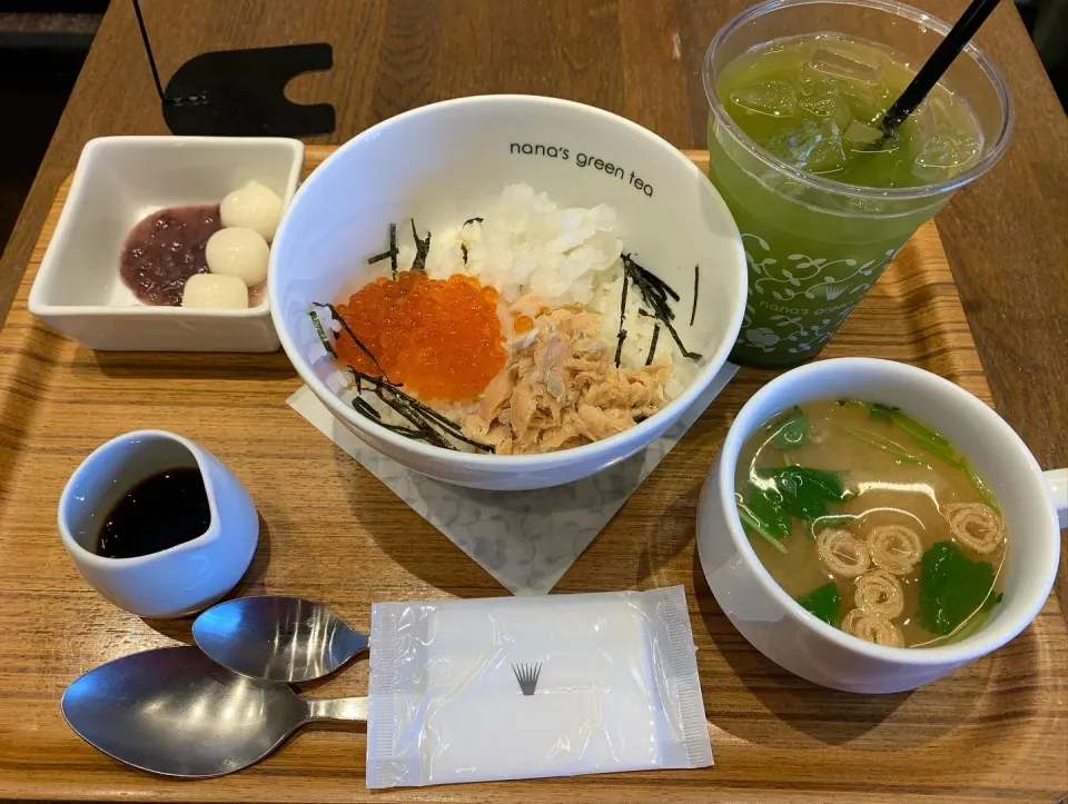 nana’s green teaのイクラと鮭の親子丼|Morito Kamiyaさん