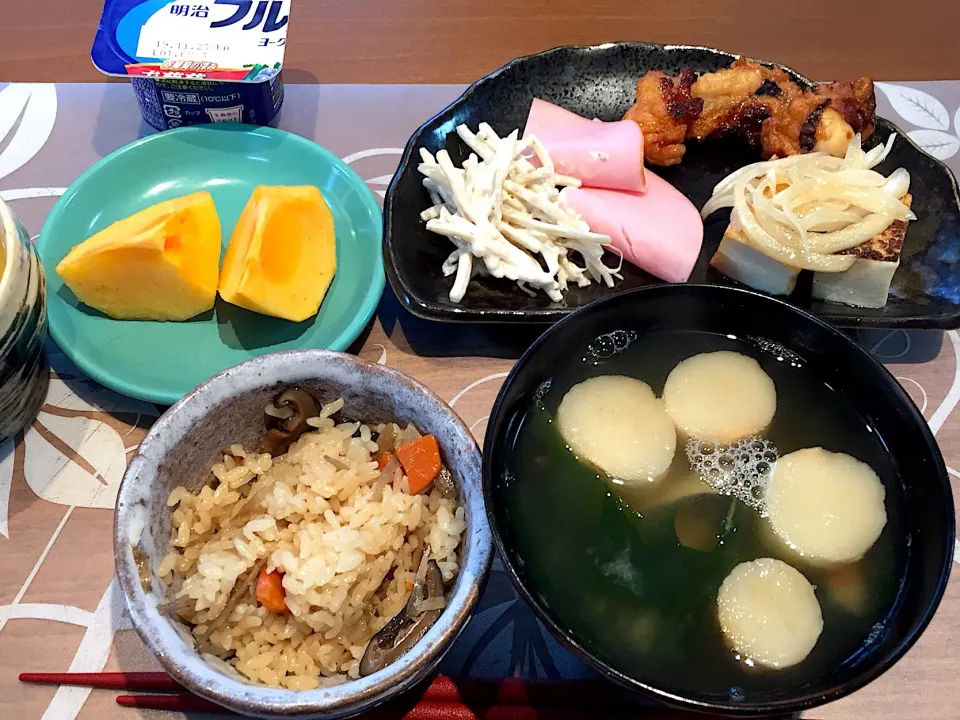 朝ごはん
焼き絹揚げの玉ねぎマリネ添え、たこあげ、ハム、ごぼうサラダ、炊き込みご飯、わかめとカニカマとカチリと麩の味噌汁、柿、ぶどうヨーグルト、緑茶|かよちゃんさん