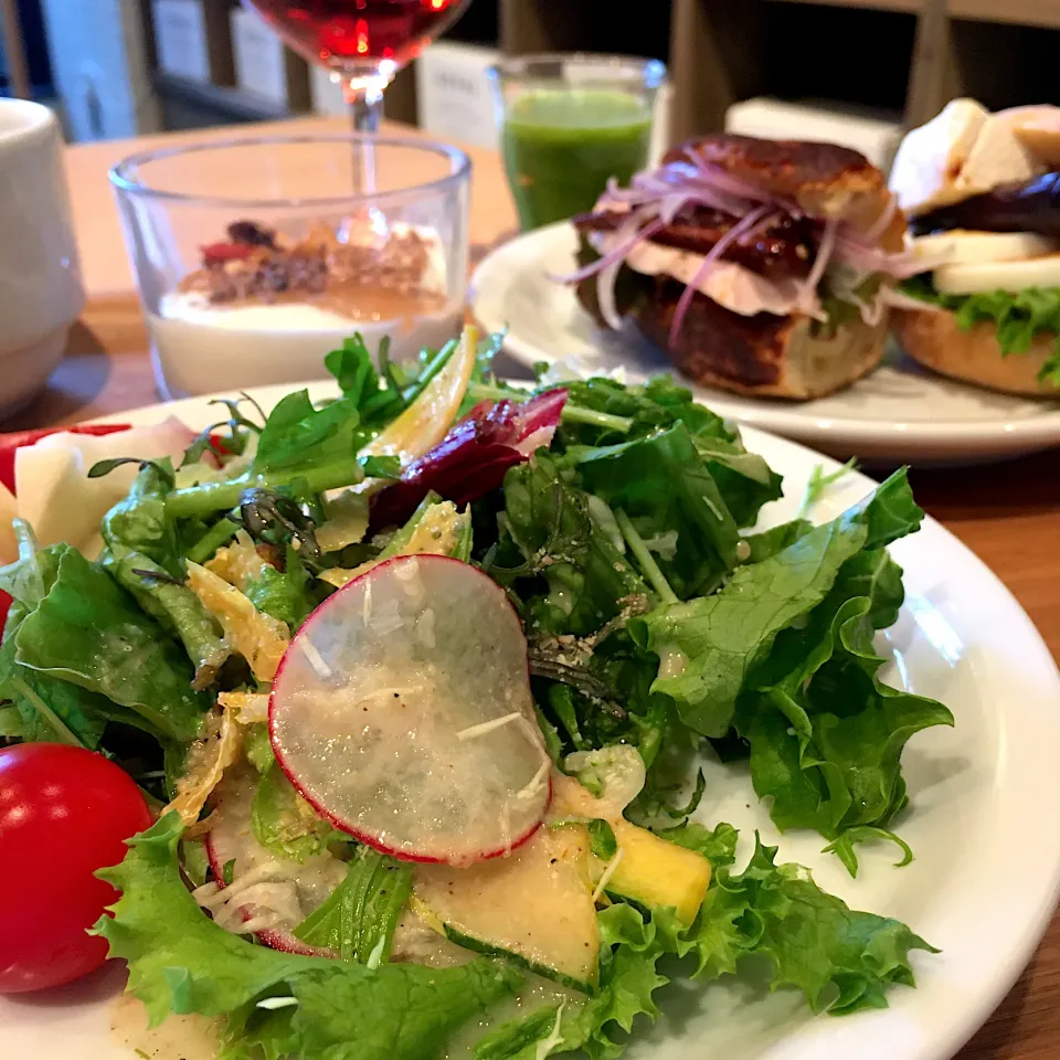 Snapdishの料理写真:サラダとサンドイッチ🥗🥐|七海さん