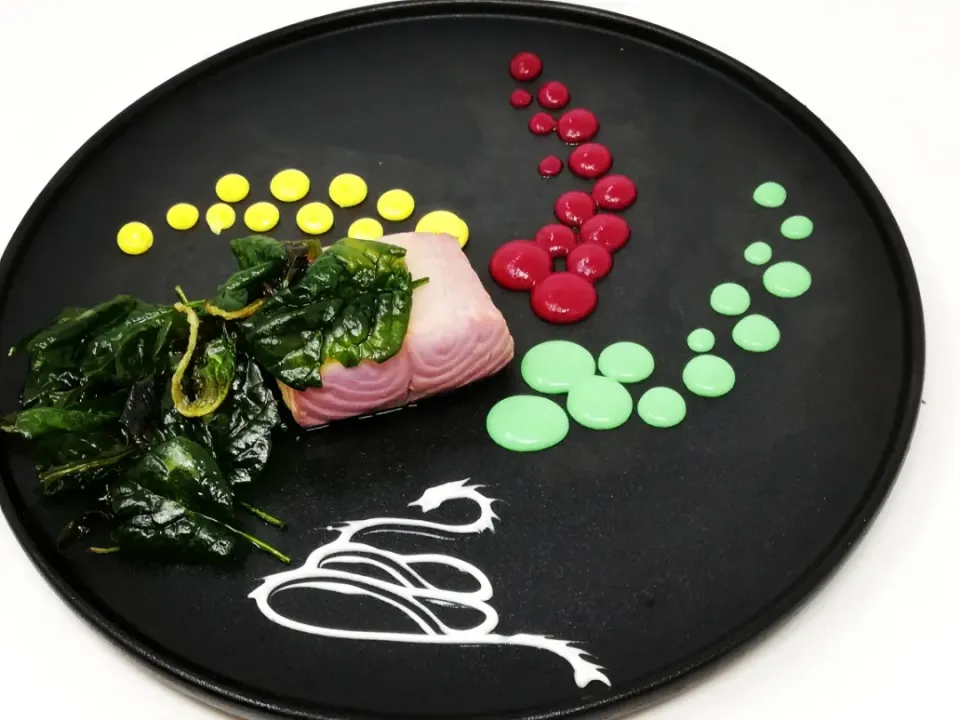 Cured Salmon, beetroot, dill, orange drops, crispy baby spinach|Chef. Nikoさん