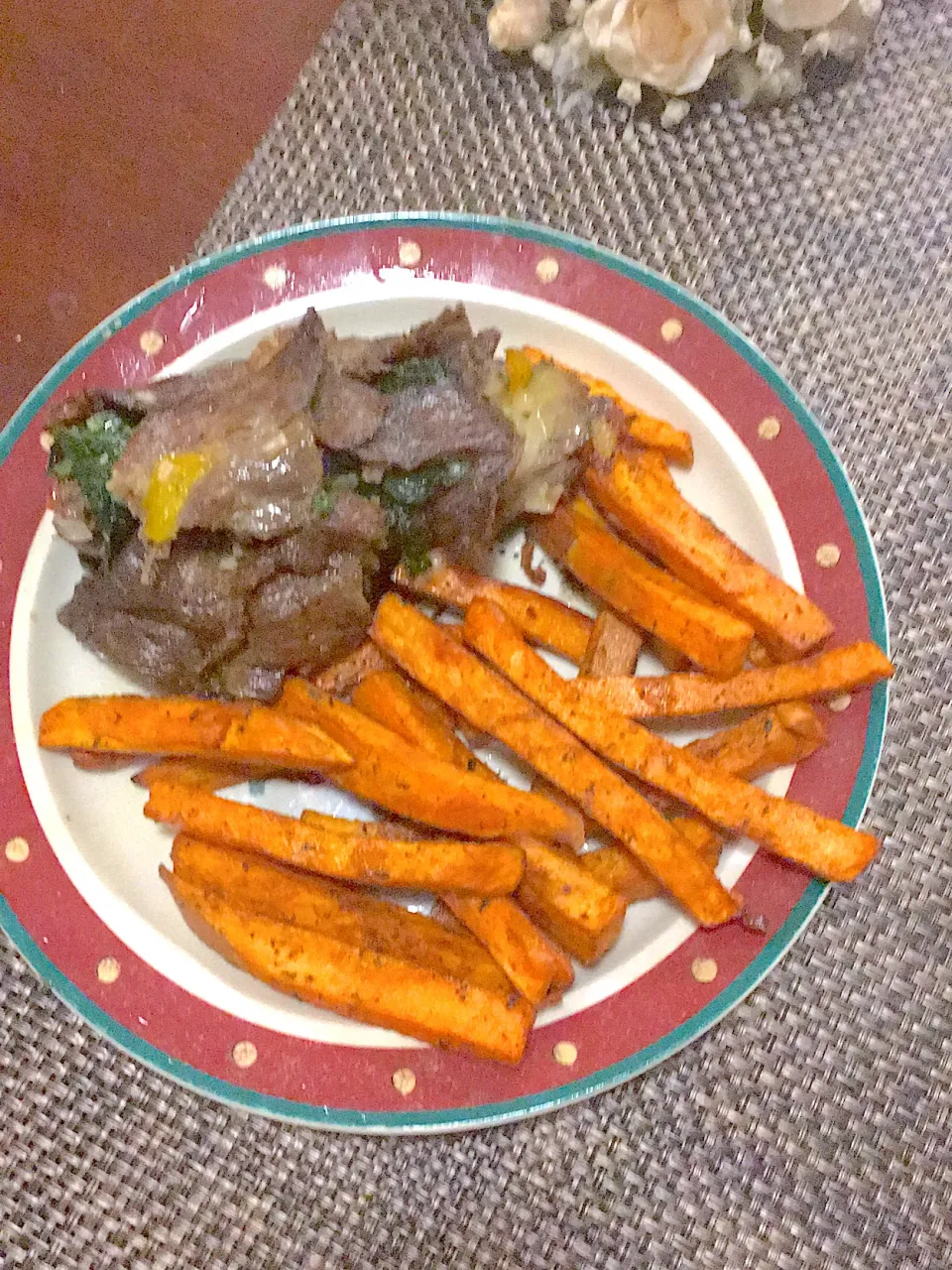 Snapdishの料理写真:#Sweet potatoes fries#with creamy deep #fried beef #with some vegetable mmm yummy # Akilhilutaafrika#|wosuk2019さん