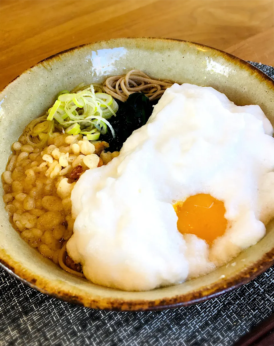 今日のお家で一人ランチは                           蕎麦活！月見とろろ蕎麦✨とろろ抜き(笑)  別名 オシャンティーメレンゲ月見蕎麦😊✨|ミッチ☆ママさん