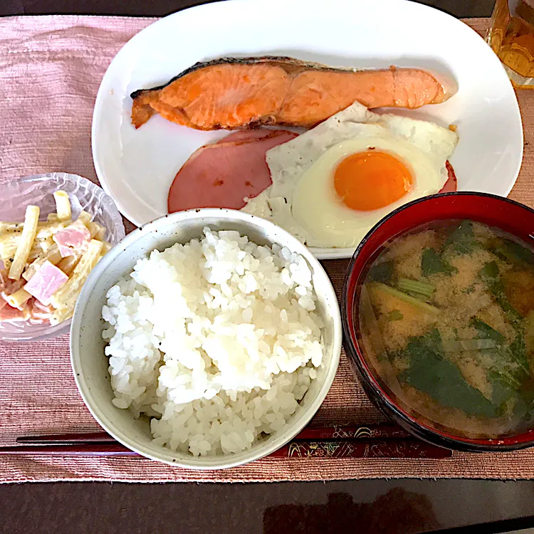 Snapdishの料理写真:焼鮭、ハムエッグ、マカロニサラダ、大根と小松菜のお味噌汁|純さん