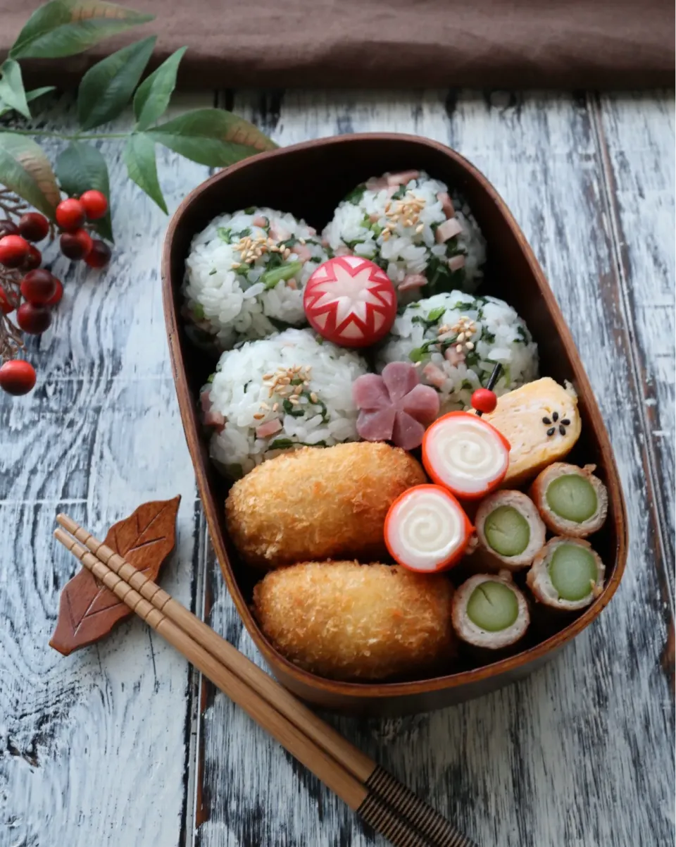 Snapdishの料理写真:大根菜とハムのおにぎり弁当|アシュママさん