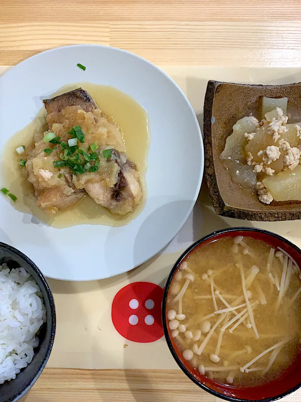 Snapdishの料理写真:・ぶりのおろし煮　　・冬瓜と挽肉のあんかけ煮　　・えのきのお味噌汁|ぺろたんさん