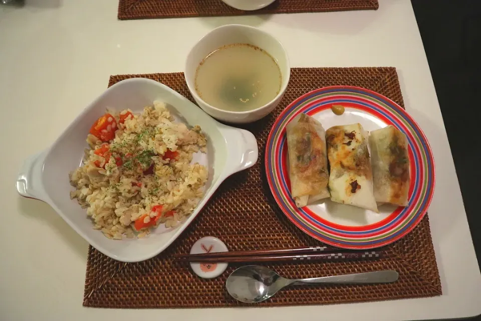 今日の夕食 トマトと鶏胸肉の炊き込みご飯、ちくわと豆苗の春巻き、わかめスープ|pinknari🐰🌈さん