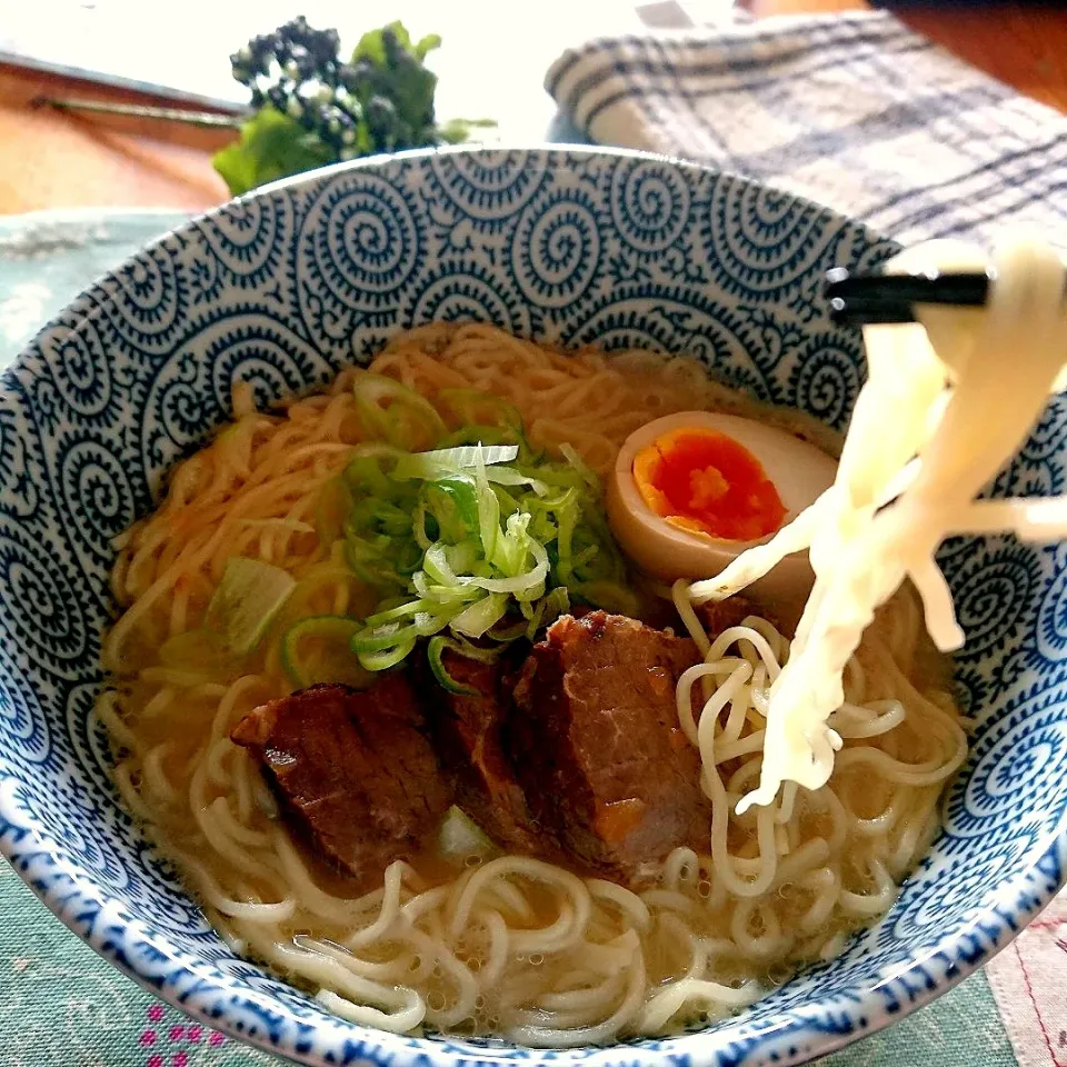 Snapdishの料理写真:マルちゃん正麺 豚骨味～(о´∀`о)で
さっとお昼～～|とまと🍅さん