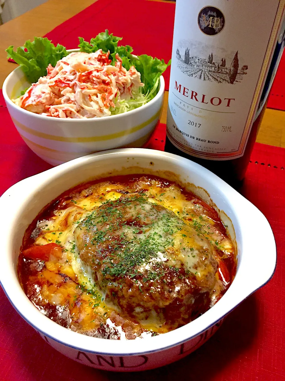 Snapdishの料理写真:トマトチーズハンバーグ🍅カニカマサラダ🍀|おかちさん