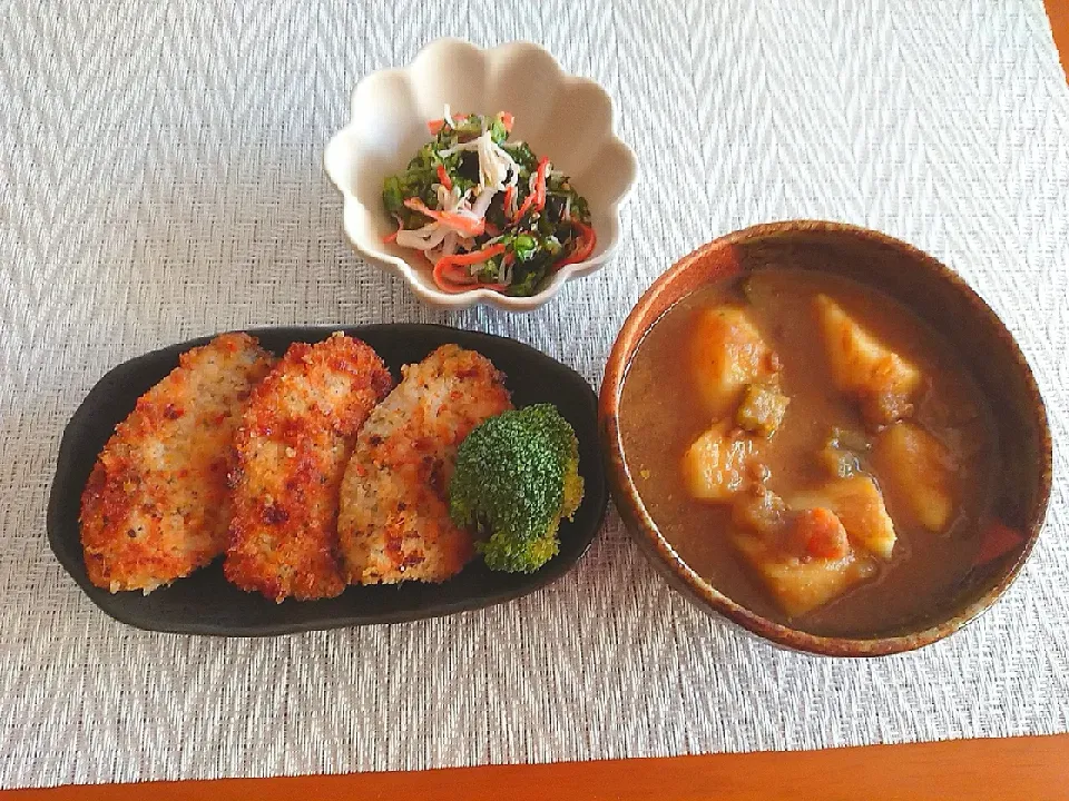 チキンチーズパン粉焼き  スープカレー  キュウリとワカメカニかまの酢の物🍺|chikakoさん