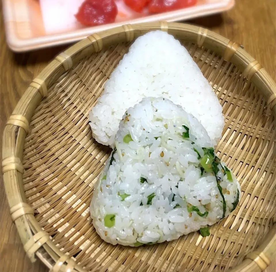 Snapdishの料理写真:混ぜ込みおむすび🍙
かぶの葉とジャコと生姜のごま油炒め
 #節約料理  #簡単料理  #自家製ふりかけ
#OnigiriAction|morimi32さん