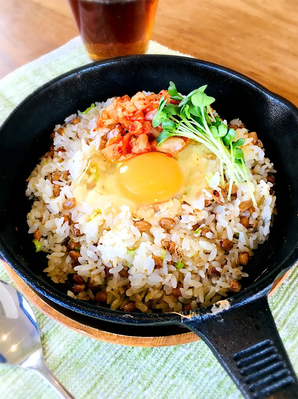 今日のお家で一人ランチは                            スキレットで石焼き風納豆キムチチャーハン✨|ミッチ☆ママさん