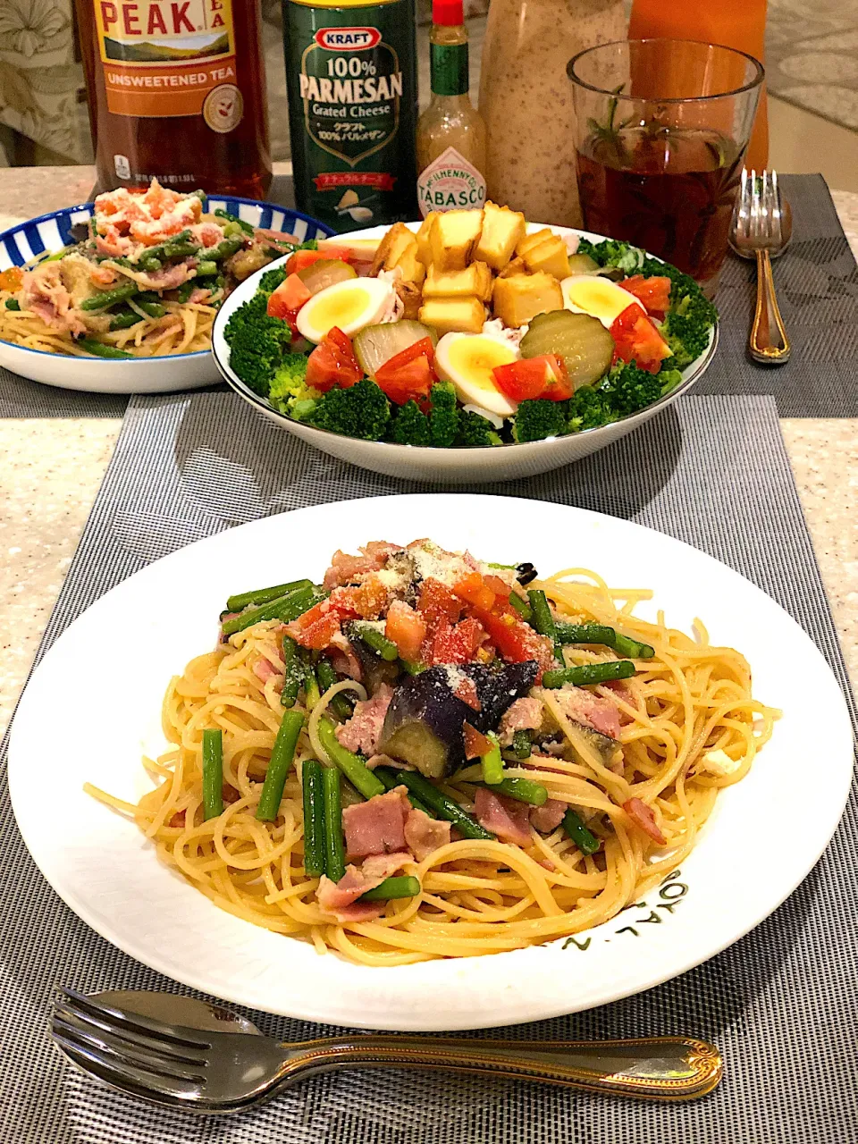 揚げ茄子🍆ニンニクの芽🍅生トマトのペペロンチーノ！筋肉モリモリサラダ🥗！|Mayumiさん