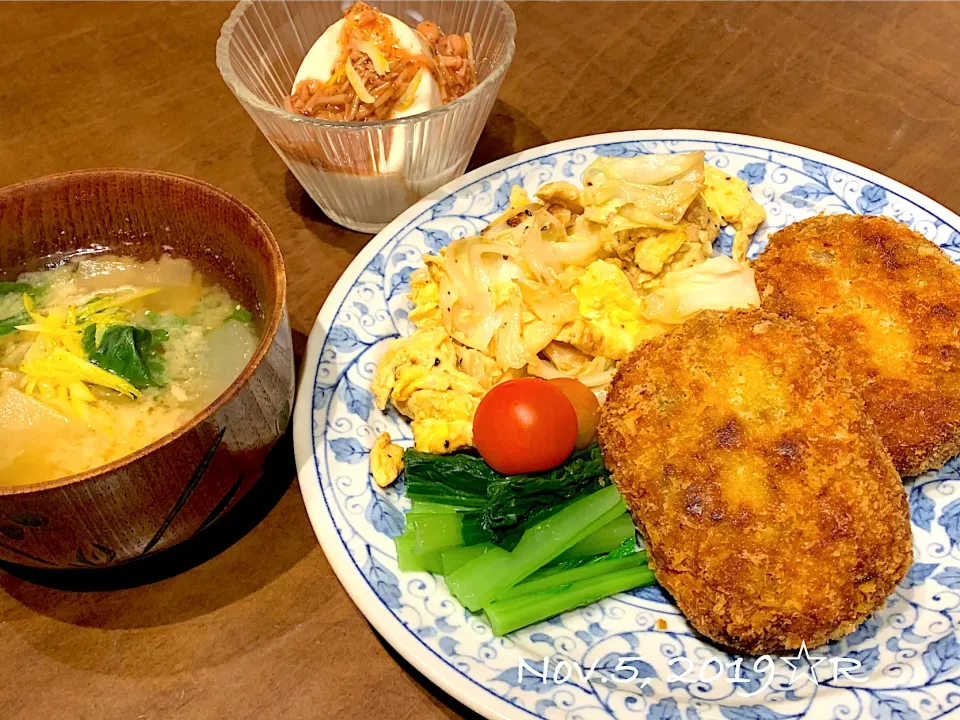 娘料理☆南瓜のカレー味コロッケ黒豆入り　キャベツと卵の炒め物　大根のお味噌汁💓|kaoriさん