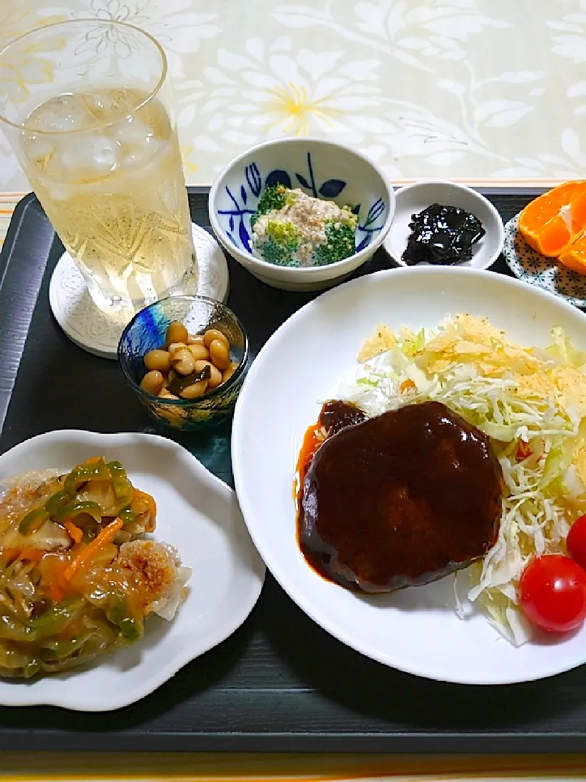 フミりん食堂の夕飯🌃🍴

野菜嫌いなお子さんにはポテチを砕いてトッピングすると、たくさん食べられますよ🤒|🍒ふみりん🍒さん