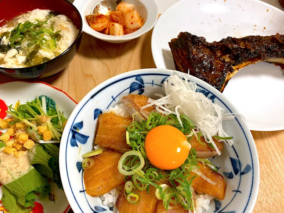 Snapdishの料理写真:ぶりの漬け丼＆まぐろのカマ煮|tomn720さん