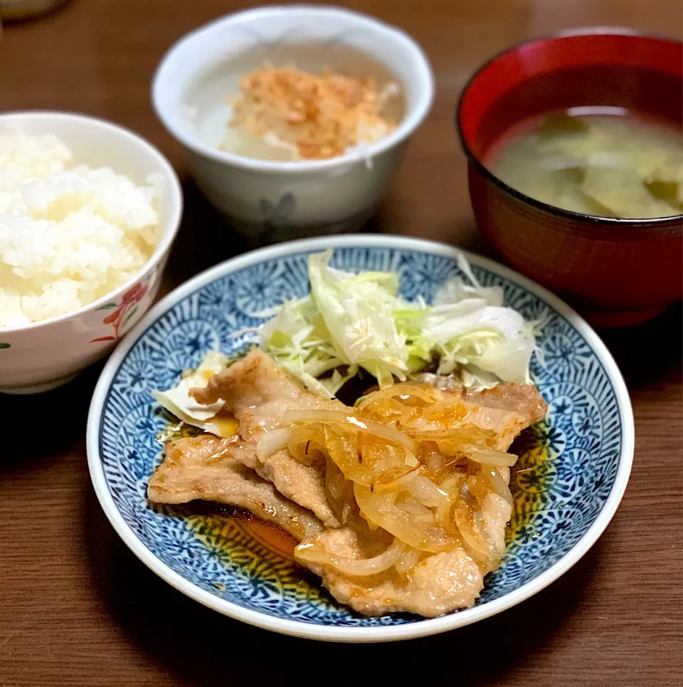 Snapdishの料理写真:生姜焼き、大根サラダ、ジャガイモとワカメの味噌汁|sakiさん