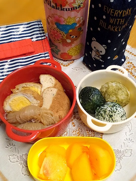 旦那への夜勤弁当
こむすび＆煮物
果物は柿|🌻ako ·͜·♡peco🌻さん