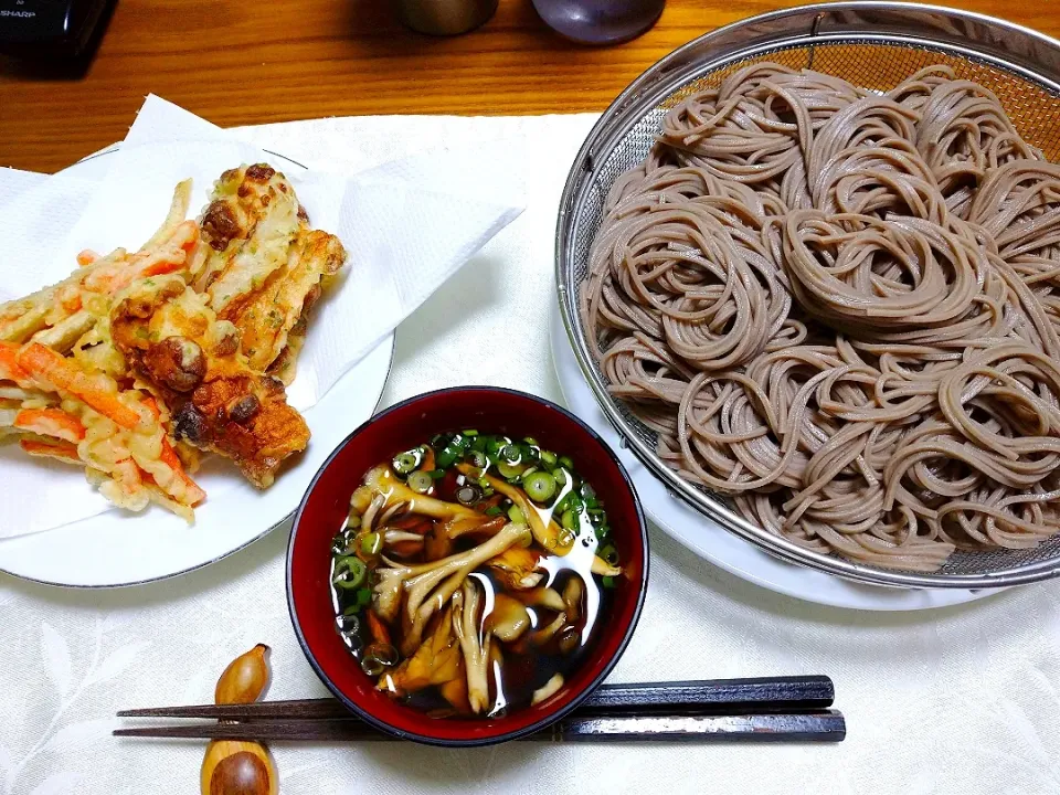 11/7の夕食
ざる蕎麦、野菜かき揚げ、ちくわ天、キノコのつけ汁|卯月さん