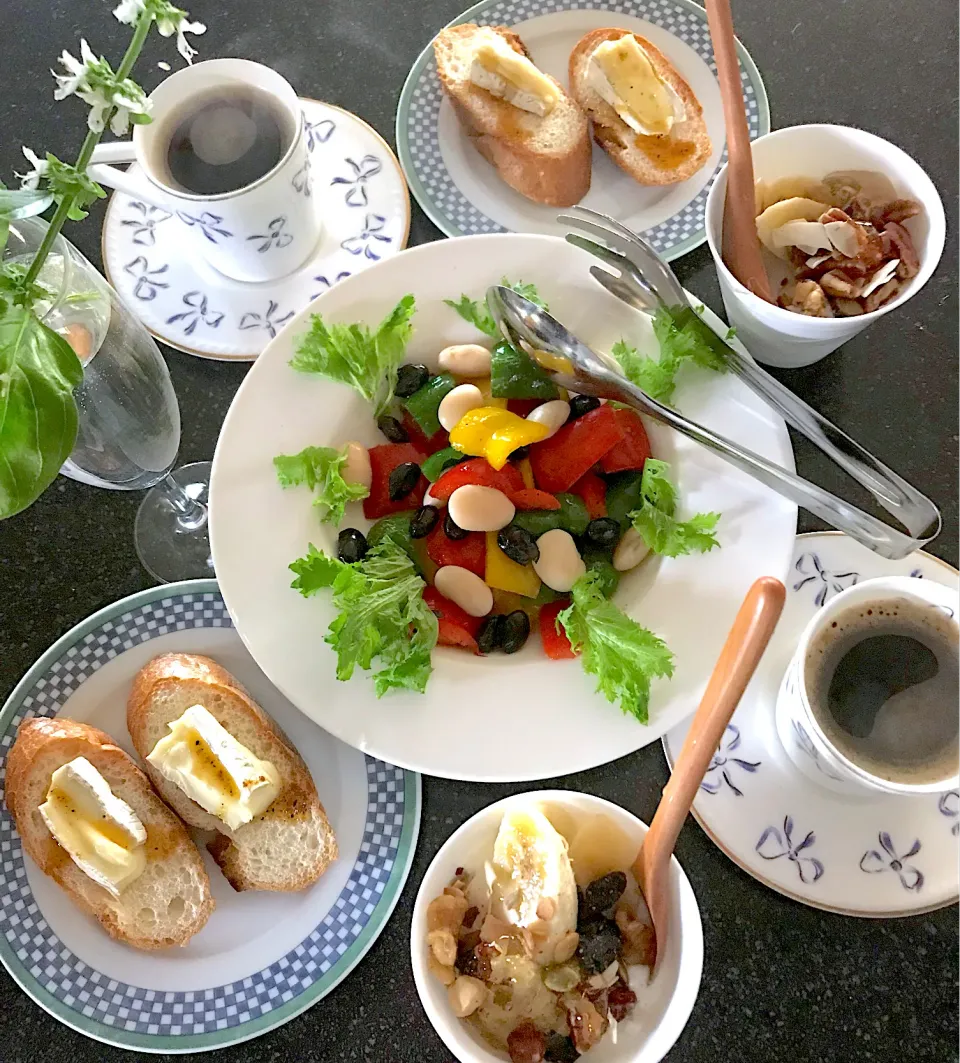 温パプリカサラダ🥗の朝ごフランスチーズのせパン|シュトママさん