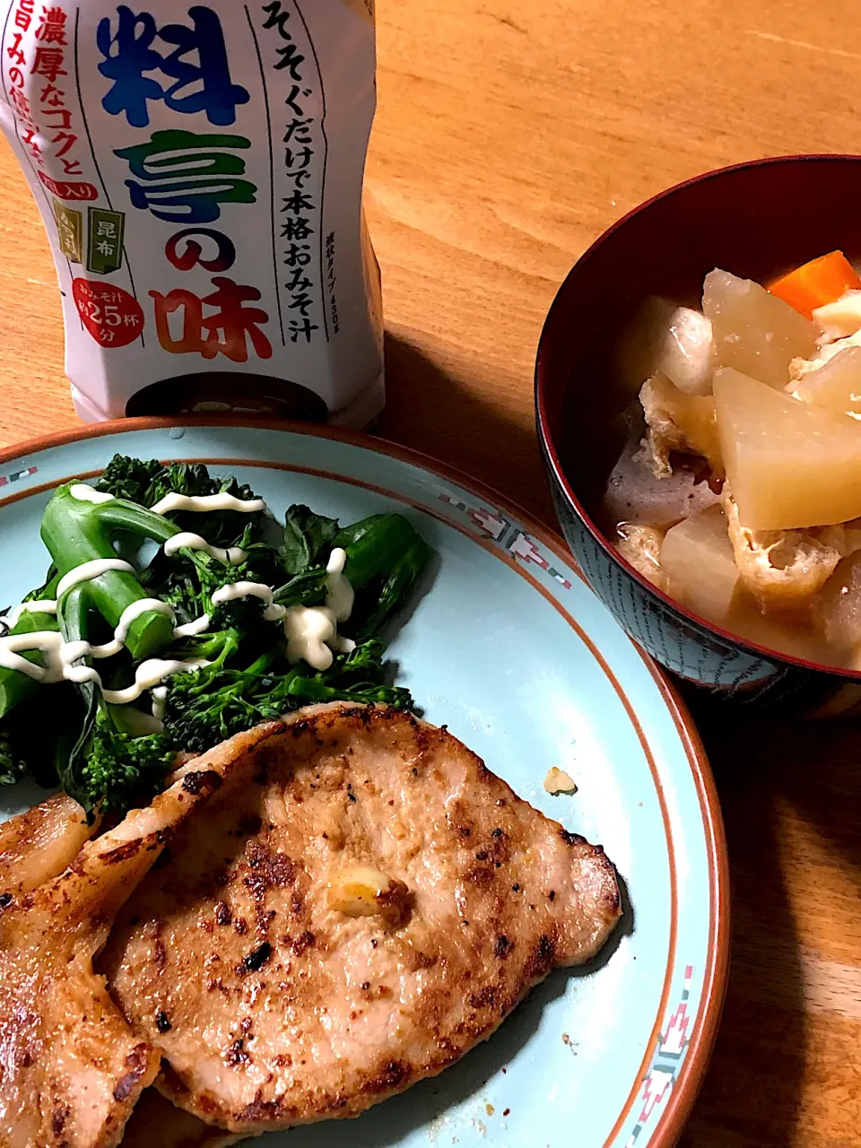 Snapdishの料理写真:液体みそ料亭の味に少し擦り下ろしニンニクを入れて豚肉を漬け込み焼きました。|sudachiさん