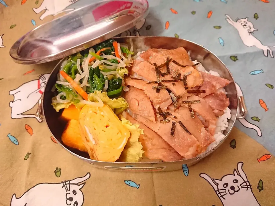 Snapdishの料理写真:𓃟⋆⋆豚ロース味噌漬焼きの弁当⋆⋆𓃟

🥬🥕3色ナムル
🥚甘い卵焼き|クロ母さんさん