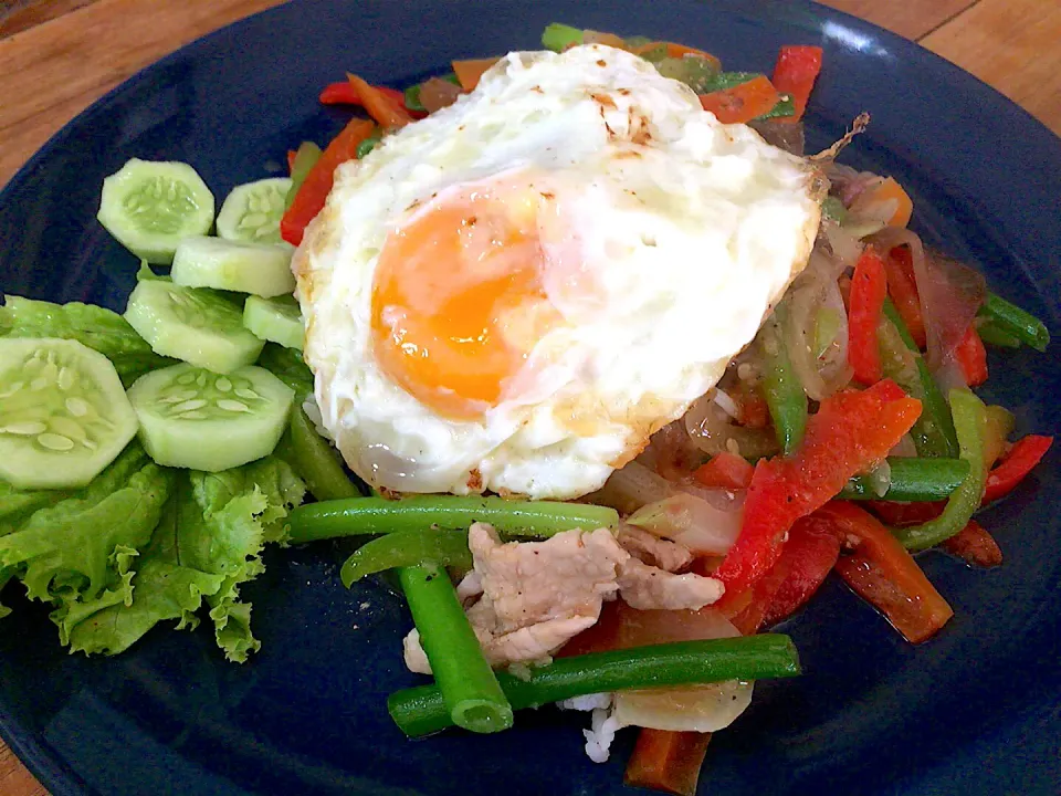 Stir-fry pork with  bell peppers topped with fried egg😘|eing15さん