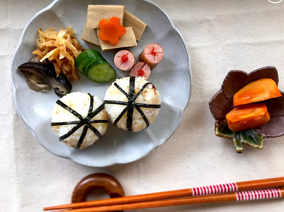 おかか醤油とチーズ🧀を混ぜたおにぎり🍙✨ 海苔でおめかししたら手毬みたいになりました😊🌈|めぐぐさん