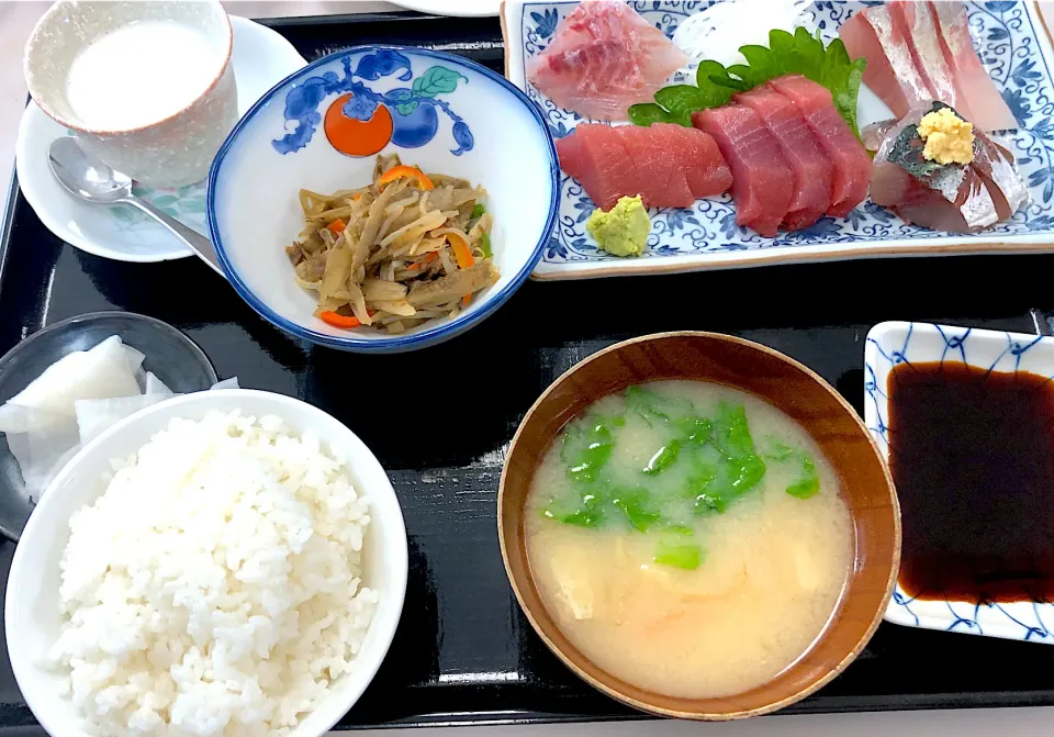 Snapdishの料理写真:刺身定食750円の奇跡！これにサラダがついてます！|ひろゆきさん