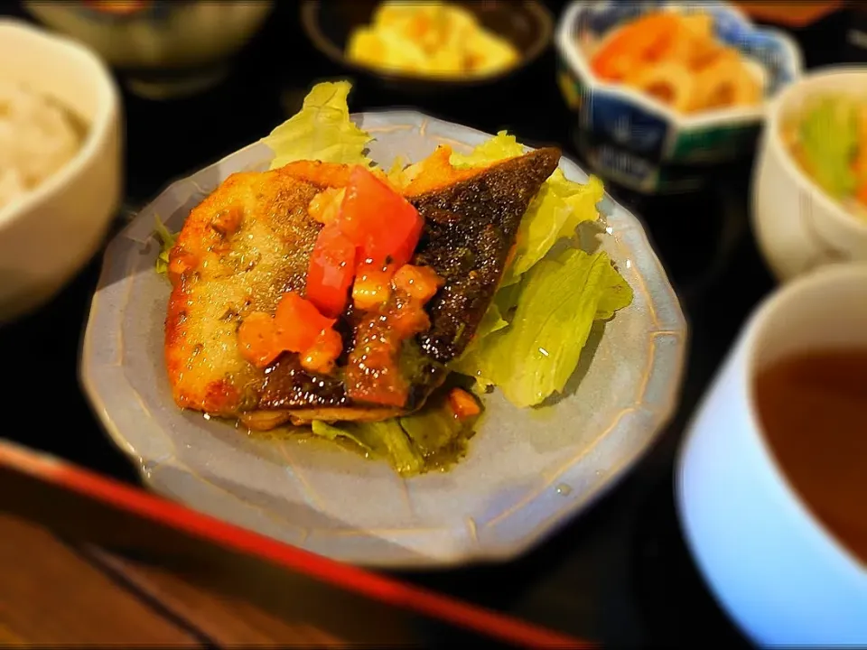 この「サーモンのムニエル バジルとトマトのソース」が美味しかった😋🍴💕
美味しい味付けや、美味しいもの食べると、お家で真似て作りたくなるよね✨|yokoさん