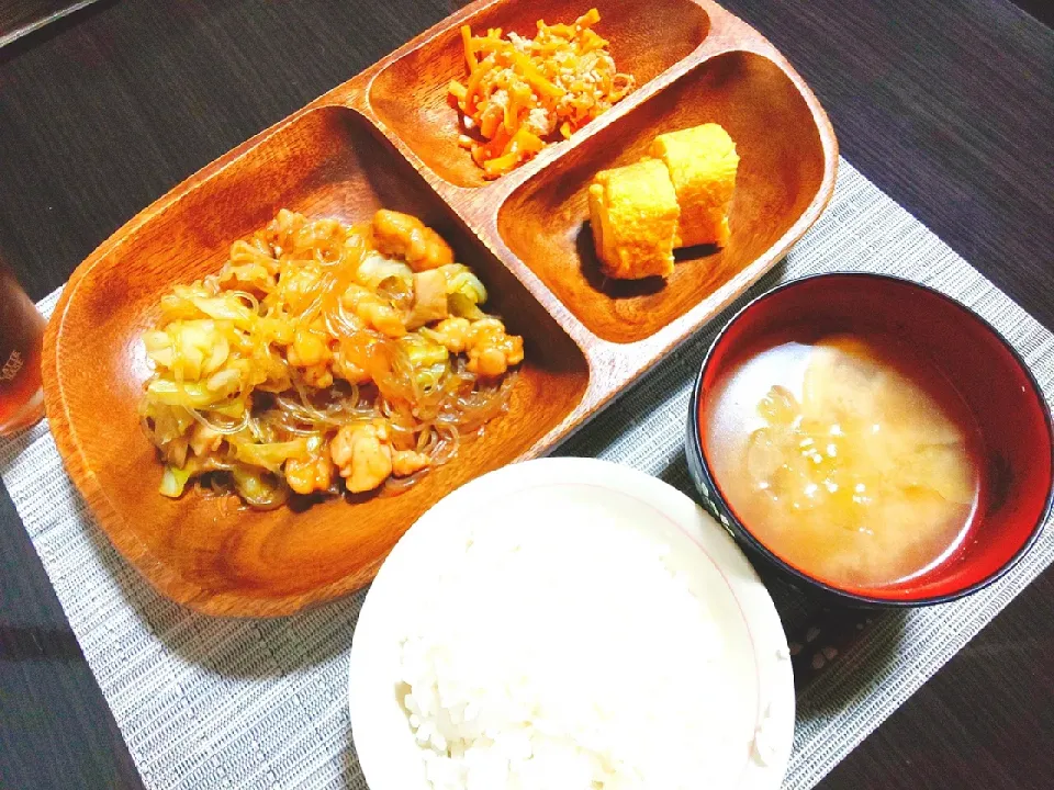 ごはん、味噌汁、キャベツと鶏肉の春雨煮、人参とツナの胡麻和え、ギョニソ巻の卵焼き|サトリさん