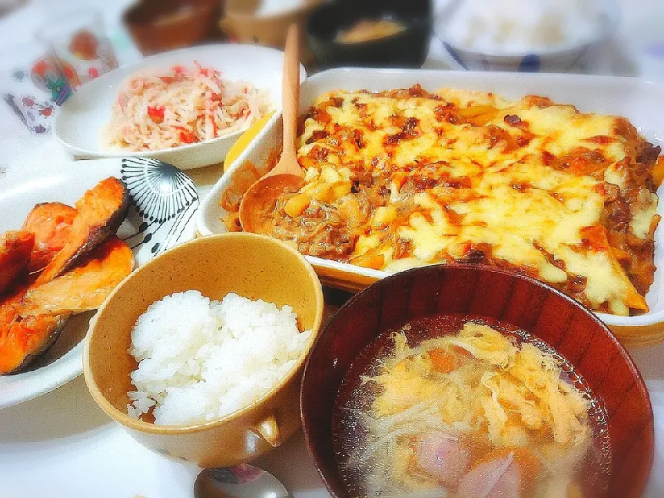 夕食(^ー^)
牛肉と野菜のチーズクリームオーブン焼き(まいたけ、玉ねぎ)
焼鮭
大根カニカマツナサラダ
えのきとウインナーの卵スープ|プリン☆さん