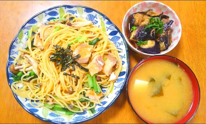 １１月１日　鮭と小松菜ときのこの和風パスタ　レンジ焼きなすのねぎポンおかか　豆腐とわかめのお味噌汁|いもこ。さん