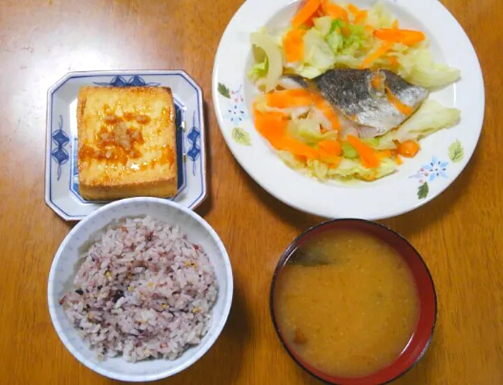 １１月３日　鱈とキャベツの蒸し煮　厚揚げ　なめことわかめのお味噌汁|いもこ。さん