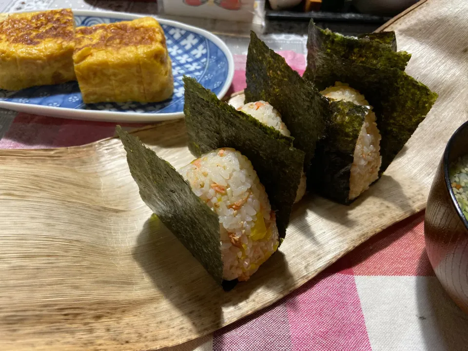 次男坊の朝食
混ぜ込みおにぎり二種|ハルのただ飯さん