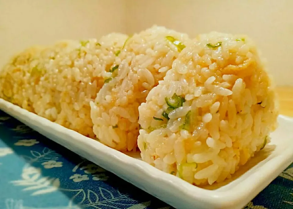 我が家の定番
天かすと長ネギのおにぎり
味付けは麺つゆ|akopeko ◡̈⋆さん