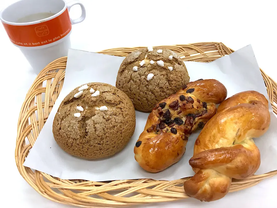 コーヒーメロンパンとレーズンとナッツのツイストパン🥐🥖🍞|えいぽんさん