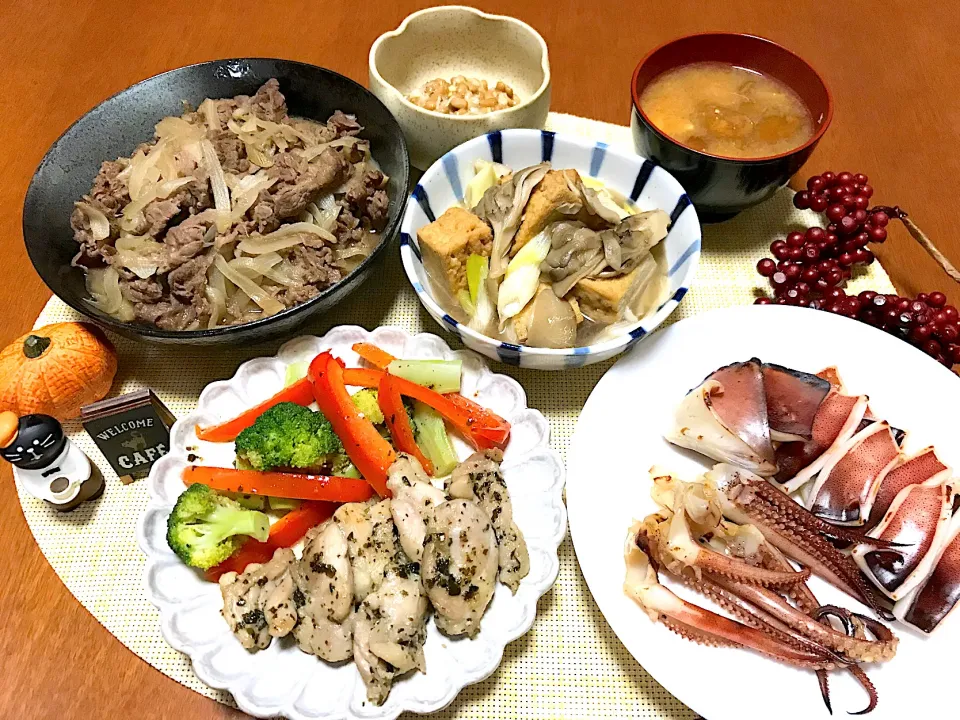 ごちゃごちゃ晩ご飯🤣💦                     ＊チキンバジルソテー                          ＊イカ焼き　　　　　　　　　　　　　　＊厚揚げと舞茸の煮物　　　　　　　　　＊牛丼　　　　　　　　　　　　　　　　　＊味噌汁|バシュランさん