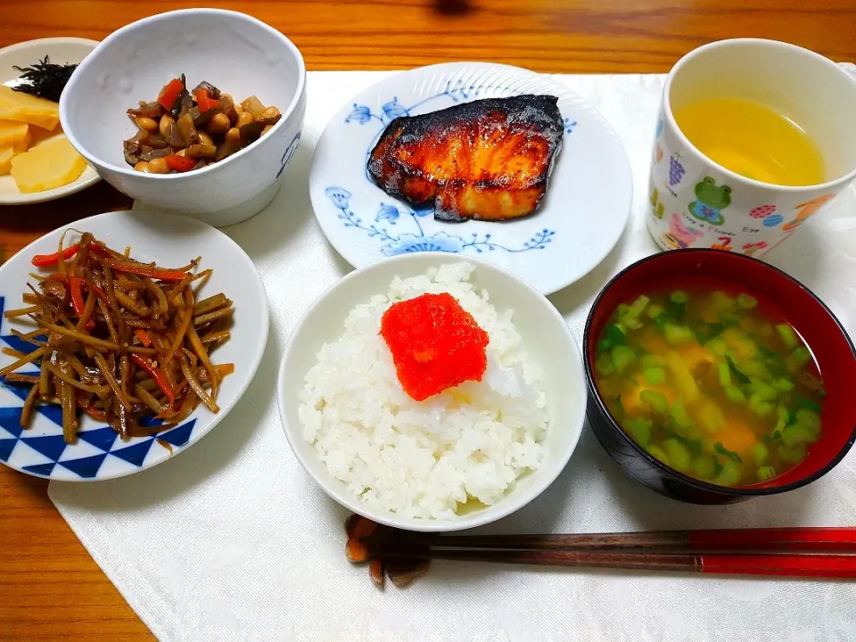 Snapdishの料理写真:11/9の朝食
新米が到着～🍚
常備菜と塩麹で漬けたぶり🐟でパパっと朝ごはんを作りました👍|卯月さん